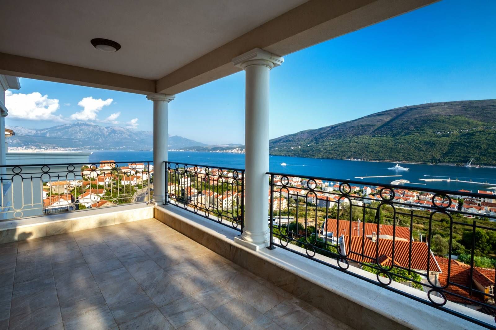 amforaproperty.com/Dupleks apartman 121.7m2 + 42.6m2 terase u luksuznom kompleksu u naselju Đenovići, Herceg Novi.