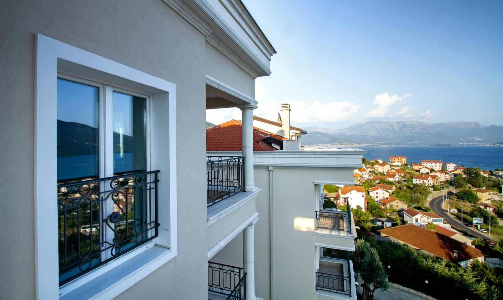 amforaproperty.com/Dupleks apartman 121.7m2 + 42.6m2 terase u luksuznom kompleksu u naselju Đenovići, Herceg Novi.