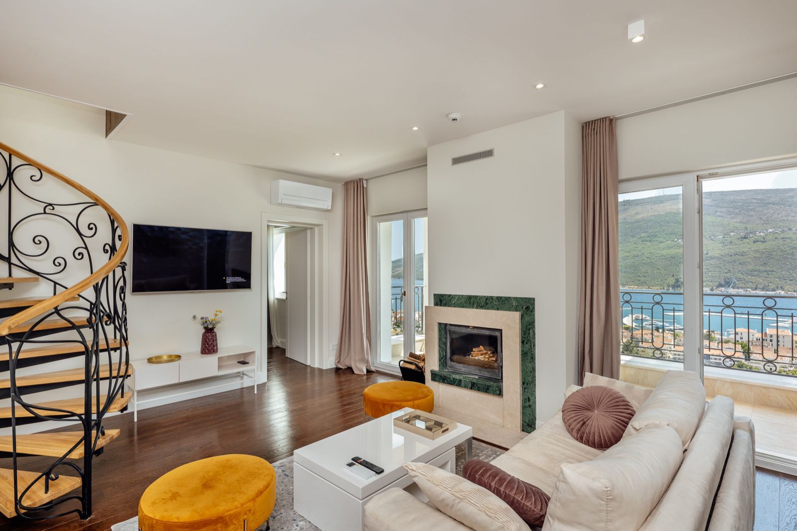 amforaproperty.com/Dupleks apartman 121.7m2 + 42.6m2 terase u luksuznom kompleksu u naselju Đenovići, Herceg Novi.