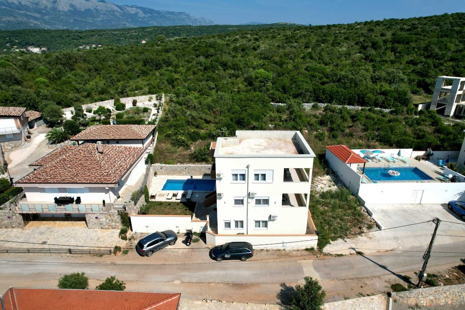 amforaproperty.com/Ekskluzivna vila 300m2 sa Bazenom-Krimovica, Kotor (NA PERIOD DO 01.06.2025)