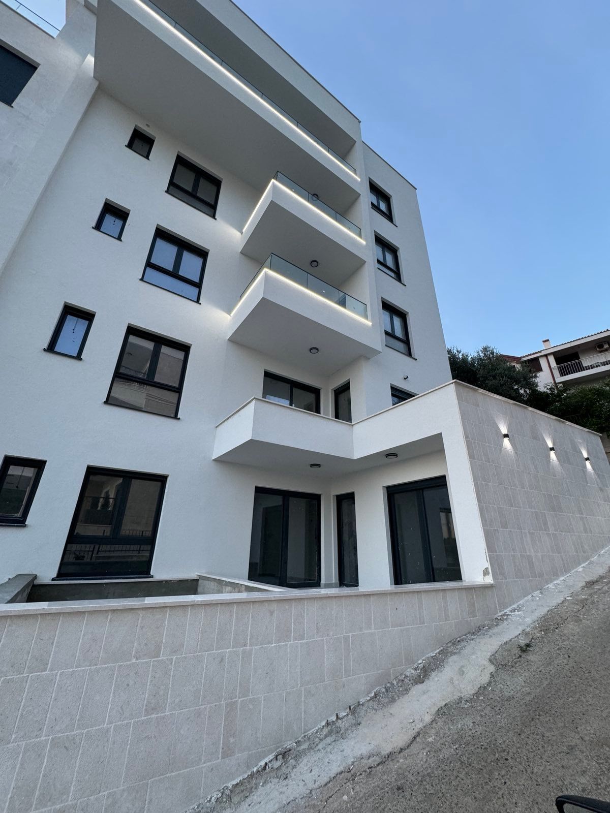 IZDAVANJE-Novoizgrađeni apart-hotel sa 18 stanova, 1600 m², na prvoj liniji do mora, sa garažnim mestima i pogledom na more - Amfora Real Estate