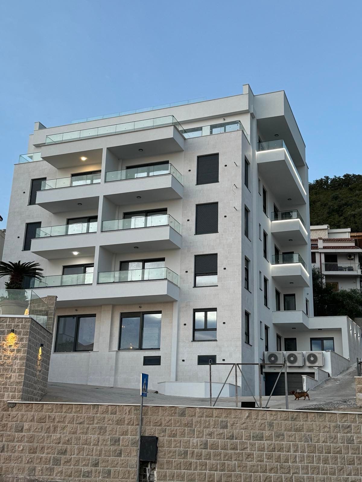 IZDAVANJE-Novoizgrađeni apart-hotel sa 18 stanova, 1600 m², na prvoj liniji do mora, sa garažnim mestima i pogledom na more - Amfora Real Estate
