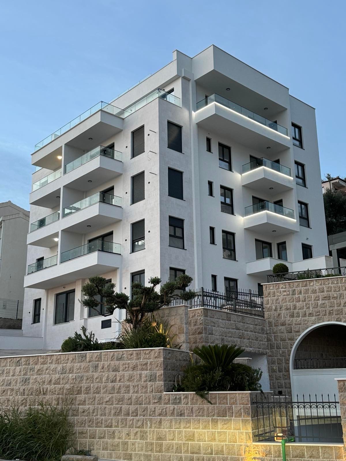 IZDAVANJE-Novoizgrađeni apart-hotel sa 18 stanova, 1600 m², na prvoj liniji do mora, sa garažnim mestima i pogledom na more - Amfora Real Estate