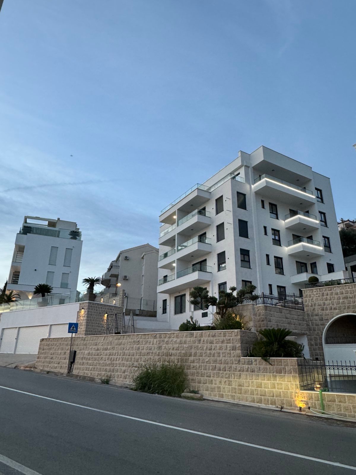 IZDAVANJE-Novoizgrađeni apart-hotel sa 18 stanova, 1600 m², na prvoj liniji do mora, sa garažnim mestima i pogledom na more - Amfora Real Estate