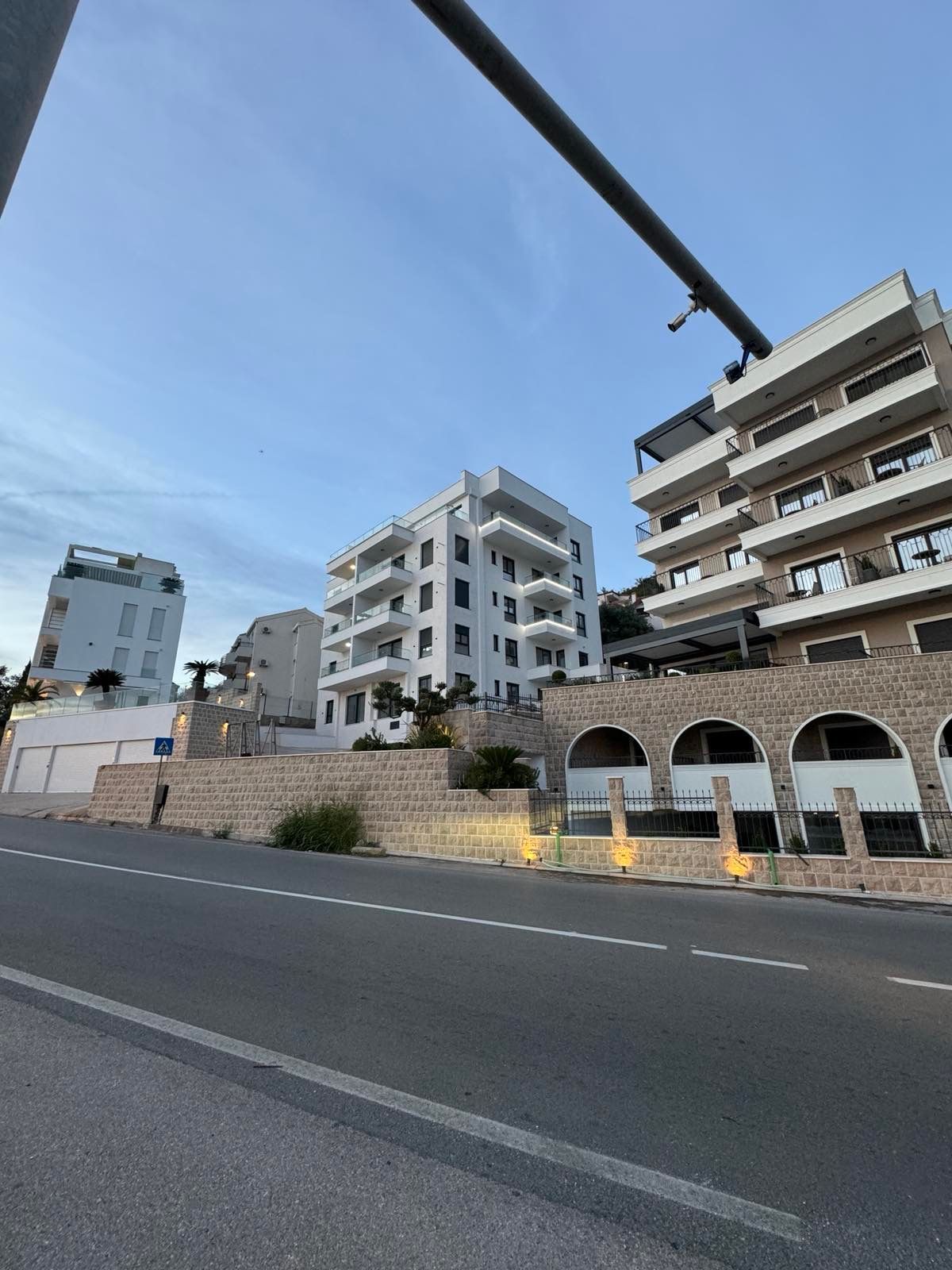 IZDAVANJE-Novoizgrađeni apart-hotel sa 18 stanova, 1600 m², na prvoj liniji do mora, sa garažnim mestima i pogledom na more - Amfora Real Estate