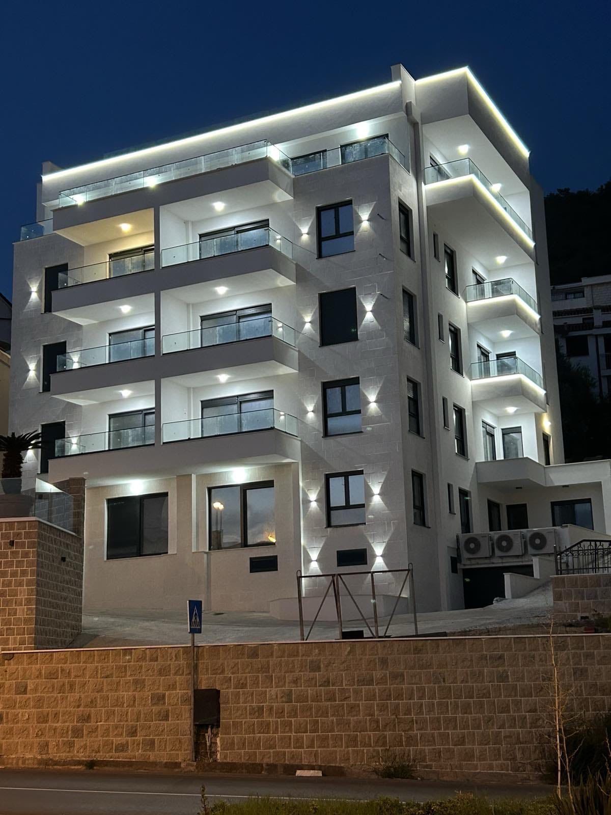 IZDAVANJE-Novoizgrađeni apart-hotel sa 18 stanova, 1600 m², na prvoj liniji do mora, sa garažnim mestima i pogledom na more - Amfora Real Estate