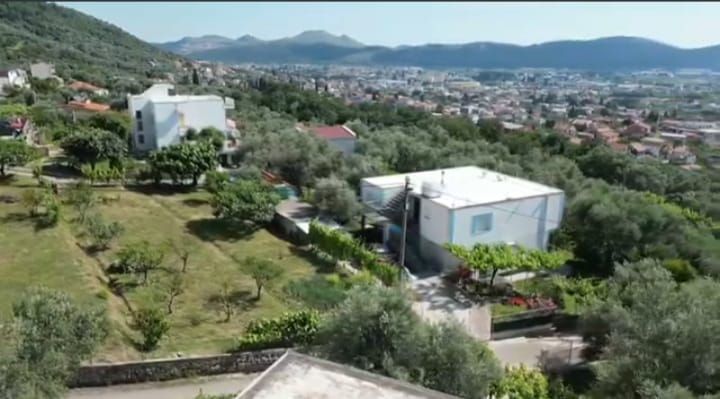 amforaproperty.com/Prodaja kuće od 154 m² sa prostranim placem od 1200 m² i prelepim pogledom na grad i more, Marovići, Bar