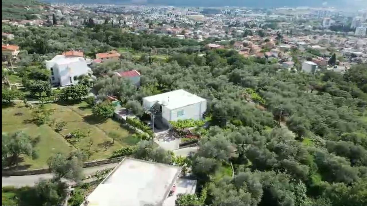 amforaproperty.com/Prodaja kuće od 154 m² sa prostranim placem od 1200 m² i prelepim pogledom na grad i more, Marovići, Bar