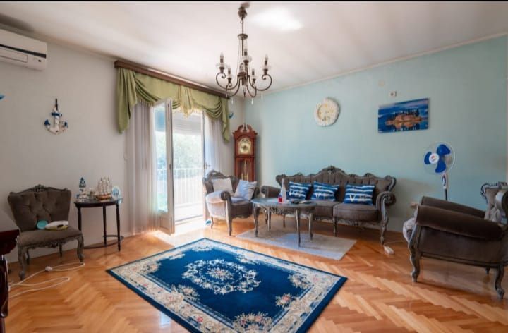 amforaproperty.com/Prodaja kuće od 154 m² sa prostranim placem od 1200 m² i prelepim pogledom na grad i more, Marovići, Bar