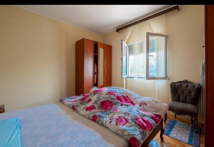 amforaproperty.com/Prodaja kuće od 154 m² sa prostranim placem od 1200 m² i prelepim pogledom na grad i more, Marovići, Bar