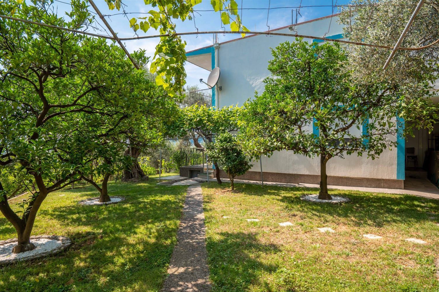 amforaproperty.com/Prodaja kuće od 154 m² sa prostranim placem od 1200 m² i prelepim pogledom na grad i more, Marovići, Bar