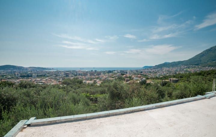 amforaproperty.com/Prodaja kuće od 154 m² sa prostranim placem od 1200 m² i prelepim pogledom na grad i more, Marovići, Bar