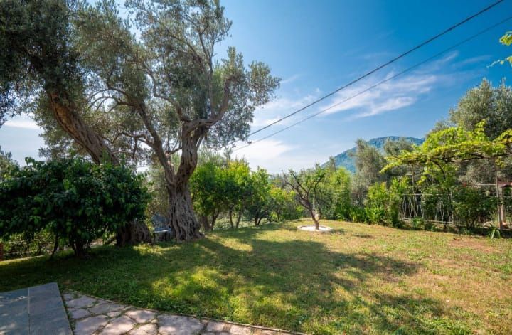 amforaproperty.com/Prodaja kuće od 154 m² sa prostranim placem od 1200 m² i prelepim pogledom na grad i more, Marovići, Bar