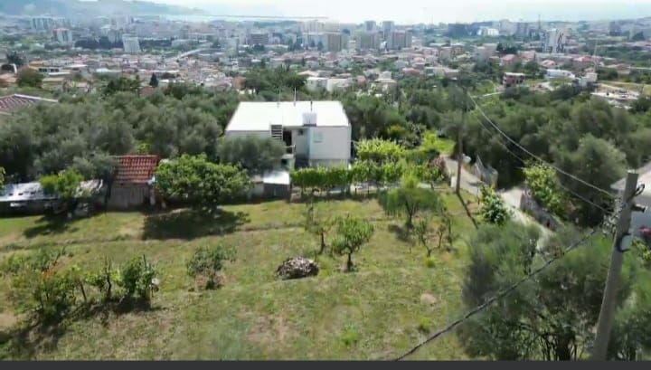 amforaproperty.com/Prodaja kuće od 154 m² sa prostranim placem od 1200 m² i prelepim pogledom na grad i more, Marovići, Bar