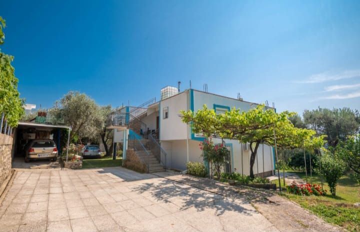 amforaproperty.com/Prodaja kuće od 154 m² sa prostranim placem od 1200 m² i prelepim pogledom na grad i more, Marovići, Bar