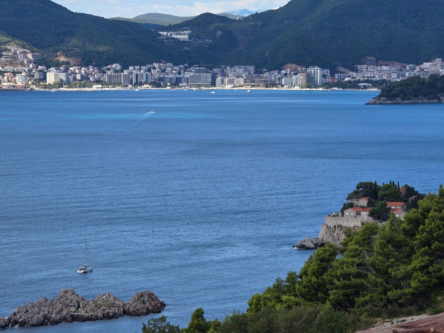 Prodaja građevinskog zemljista 2.682 m² za izgradnju 5 luksuznih vila sa pogledom na more – Blizikuće, Budva - Amfora Real Estate