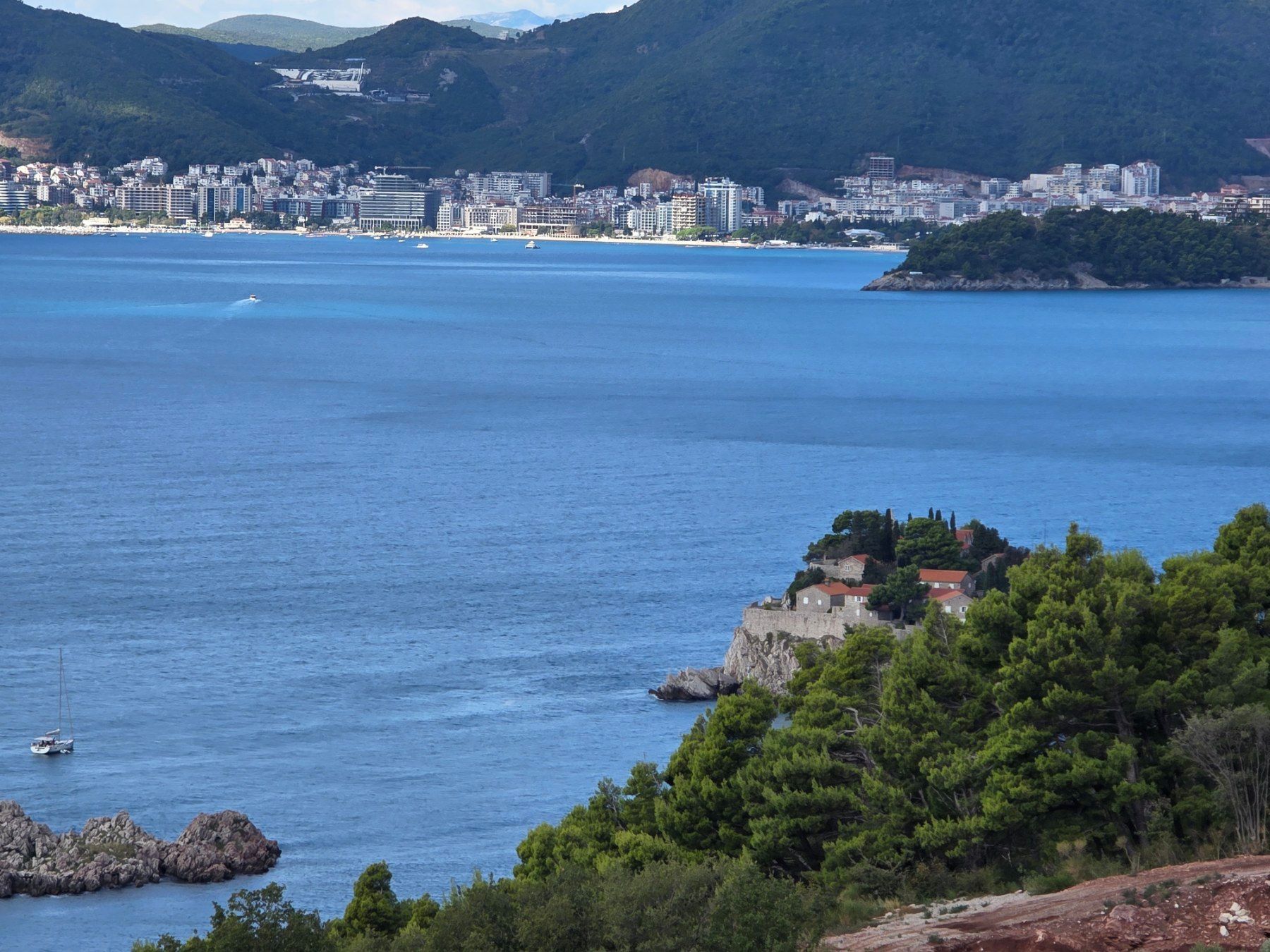 Prodaja građevinskog zemljista 2.682 m² za izgradnju 5 luksuznih vila sa pogledom na more – Blizikuće, Budva - Amfora Real Estate