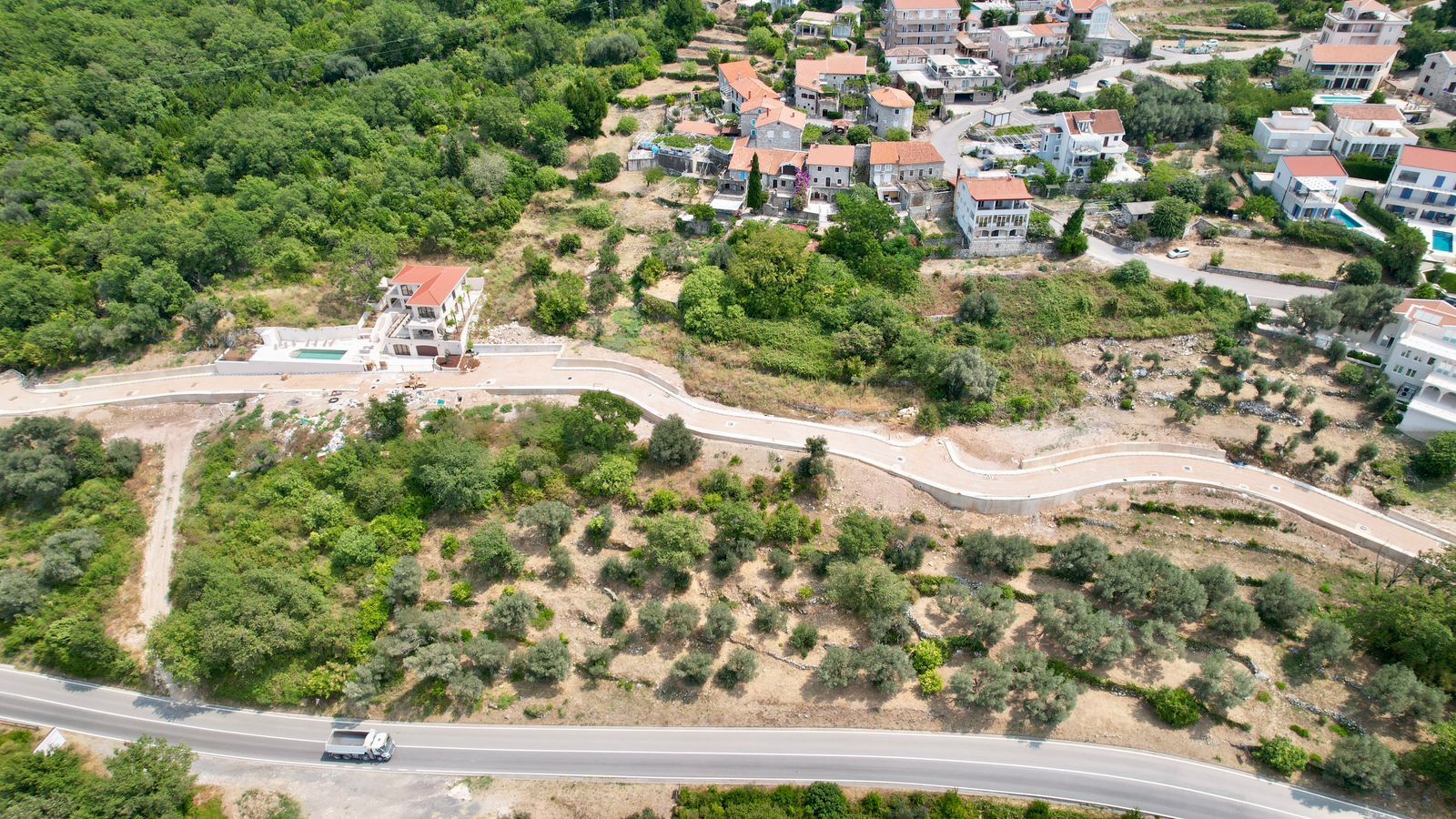 Prodaja građevinskog zemljista 2.682 m² za izgradnju 5 luksuznih vila sa pogledom na more – Blizikuće, Budva - Amfora Real Estate