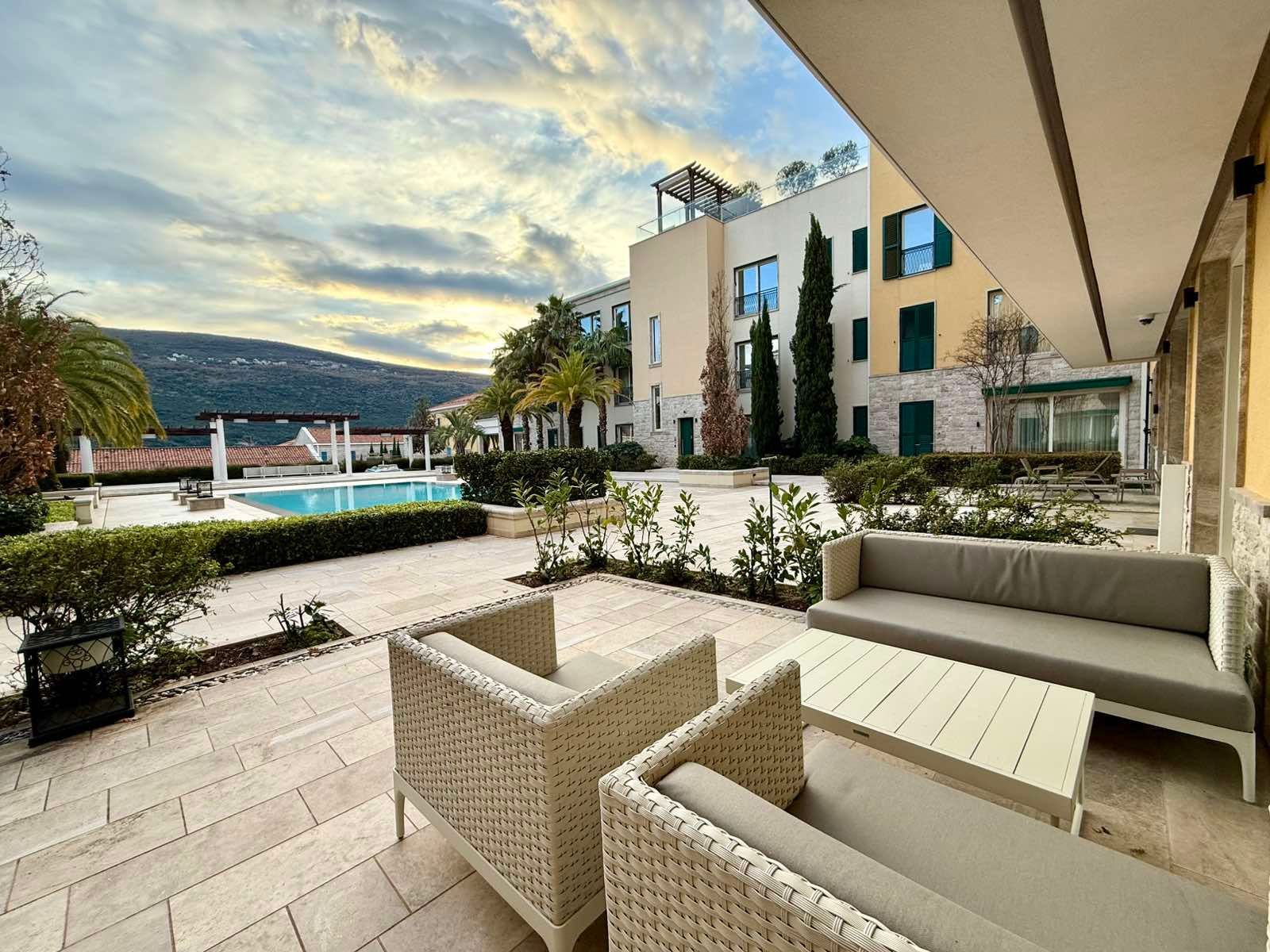 amforaproperty.com/Luksuzan jednosoban stan sa direktnim pristupom bazenu u Portonovi Village Residences, Herceg Novi