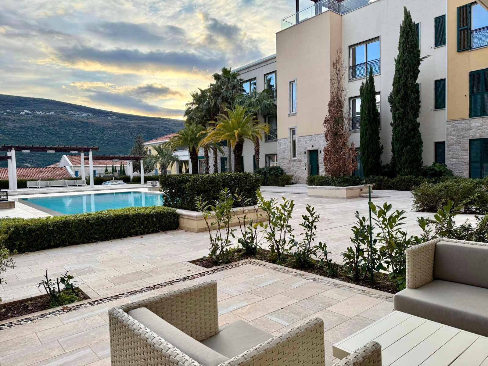 amforaproperty.com/Luksuzan jednosoban stan sa direktnim pristupom bazenu u Portonovi Village Residences, Herceg Novi