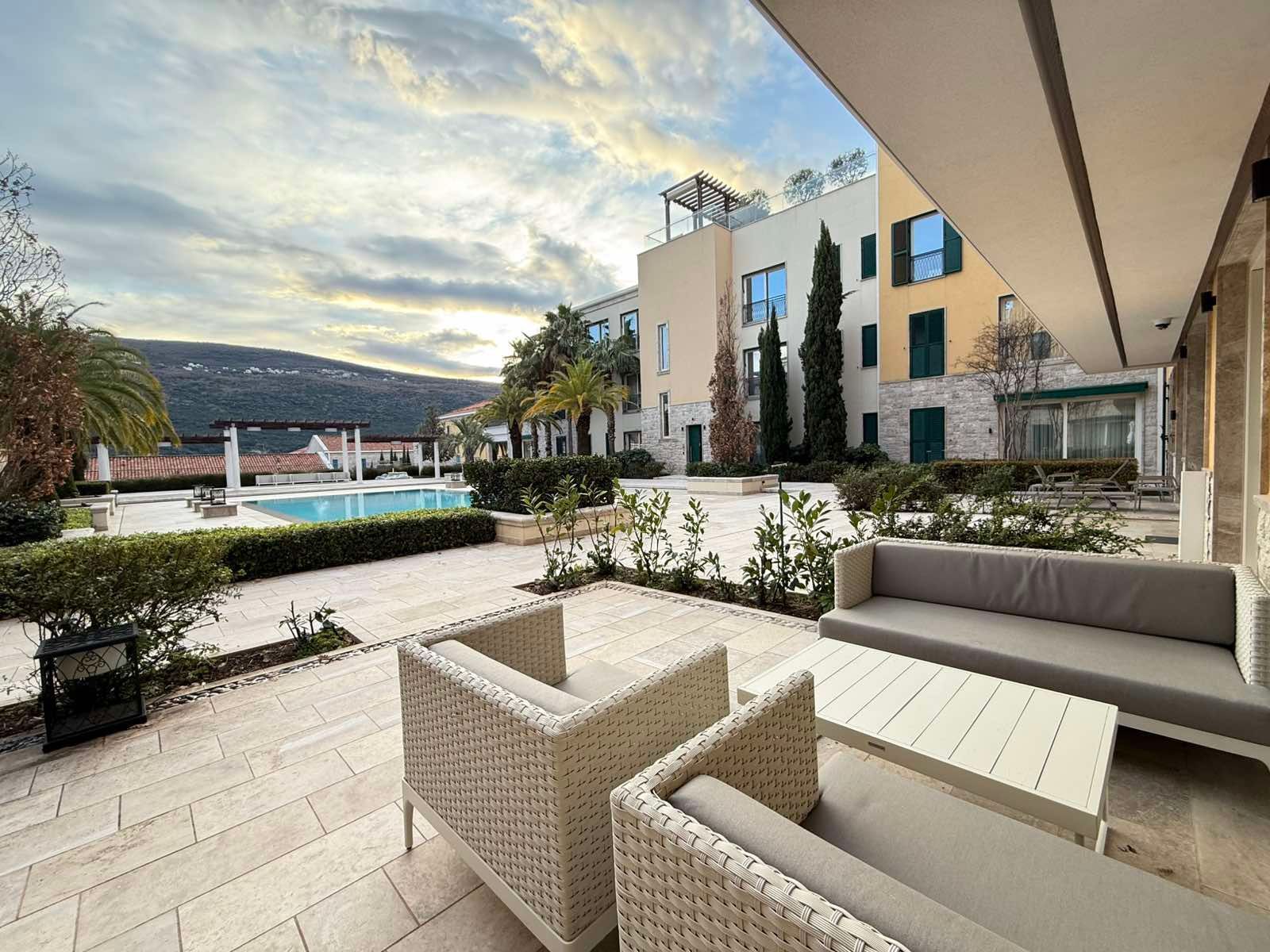 amforaproperty.com/Luksuzan jednosoban stan sa direktnim pristupom bazenu u Portonovi Village Residences, Herceg Novi