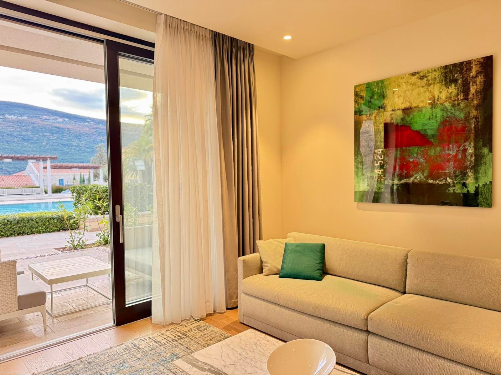 amforaproperty.com/Luksuzan jednosoban stan sa direktnim pristupom bazenu u Portonovi Village Residences, Herceg Novi