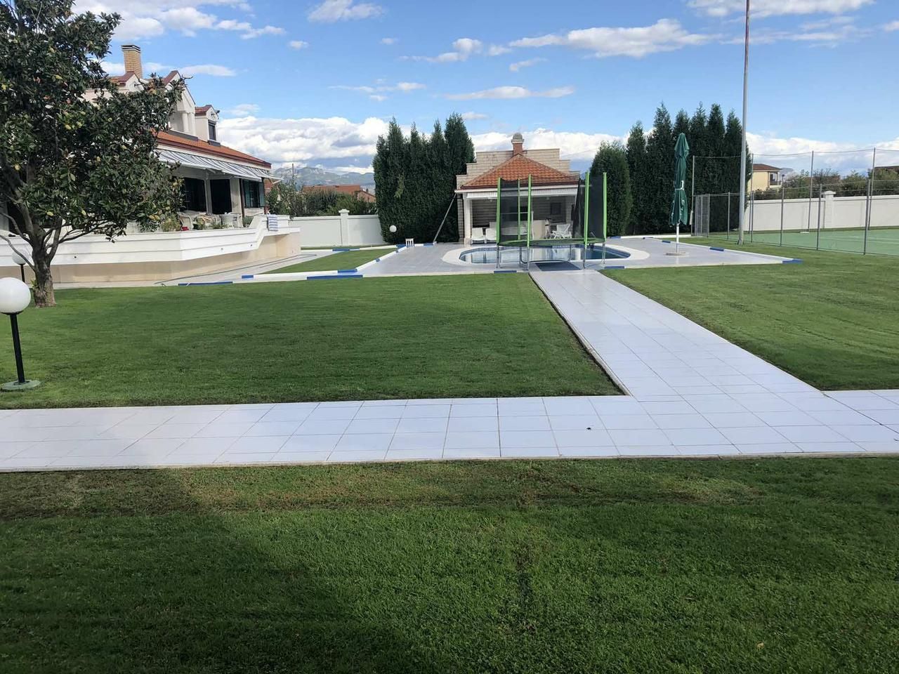 amforaproperty.com/Luksuzna vila od 930 m² sa bazenom, vinogradom i prostranim dvorištem od 10.000 m² u mirnom naselju Tološi, Podgorica