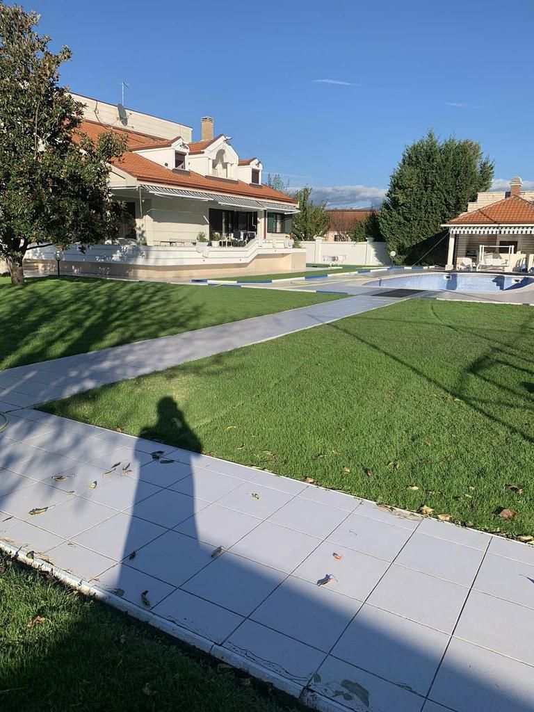 amforaproperty.com/Luksuzna vila od 930 m² sa bazenom, vinogradom i prostranim dvorištem od 10.000 m² u mirnom naselju Tološi, Podgorica