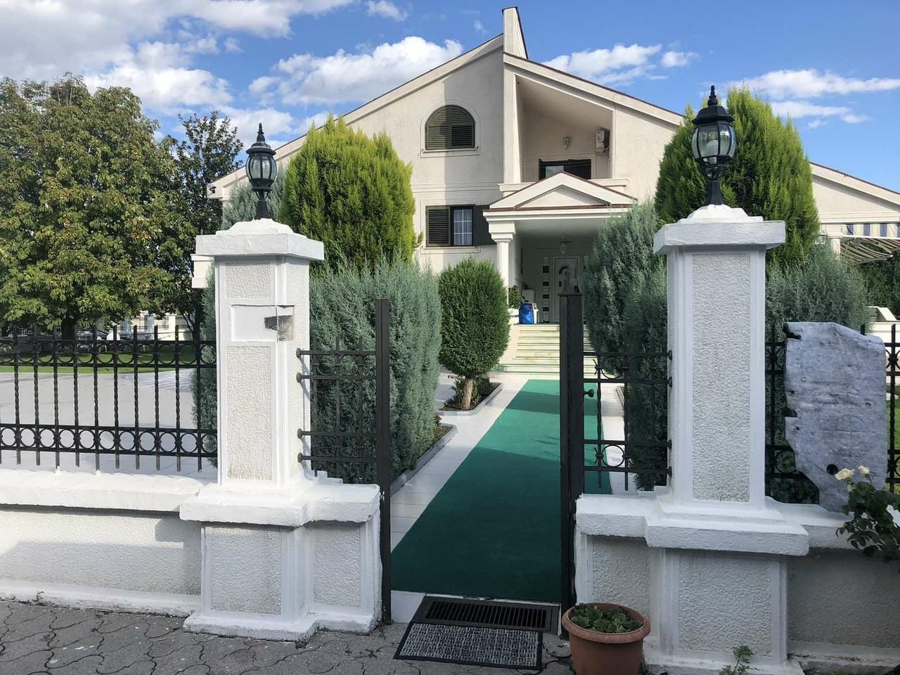 amforaproperty.com/Luksuzna vila od 930 m² sa bazenom, vinogradom i prostranim dvorištem od 10.000 m² u mirnom naselju Tološi, Podgorica