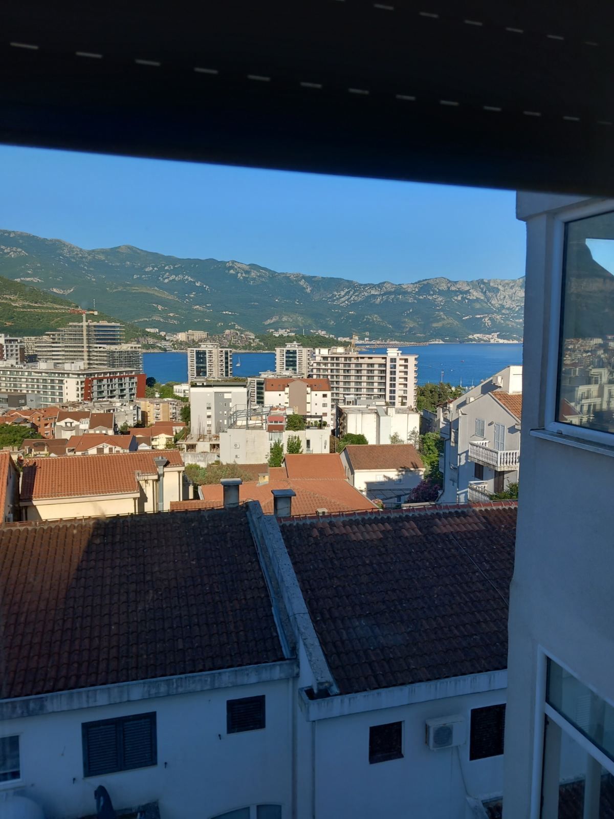 amforaproperty.com/Izdavanje,Budva,Babin Do-Dvosoban moderno opremljen stan 85m2 sa pogledom na more i grad (NA DUZI PERIOD)