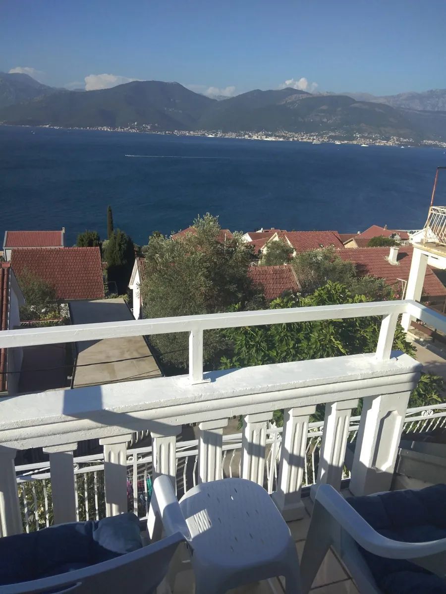 amforaproperty.com/Velika trospratna kuća od 168 m² sa pogledom na more, 150 metara od mora u Krašićima, Tivat