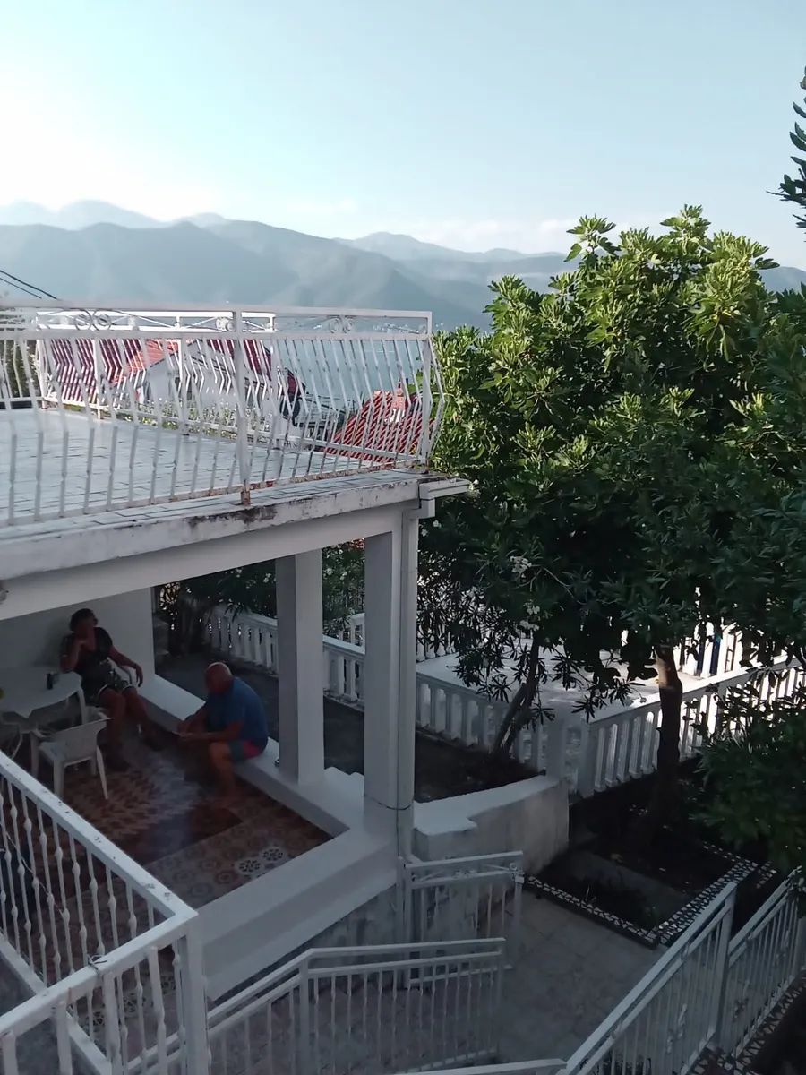 amforaproperty.com/Velika trospratna kuća od 168 m² sa pogledom na more, 150 metara od mora u Krašićima, Tivat