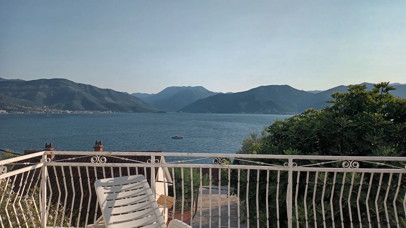 amforaproperty.com/Velika trospratna kuća od 168 m² sa pogledom na more, 150 metara od mora u Krašićima, Tivat