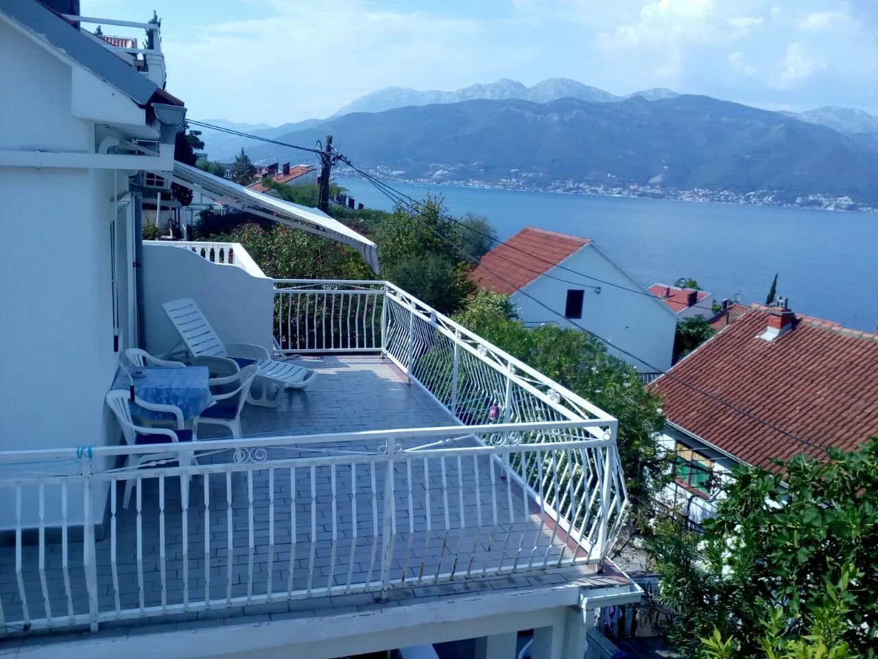 amforaproperty.com/Velika trospratna kuća od 168 m² sa pogledom na more, 150 metara od mora u Krašićima, Tivat