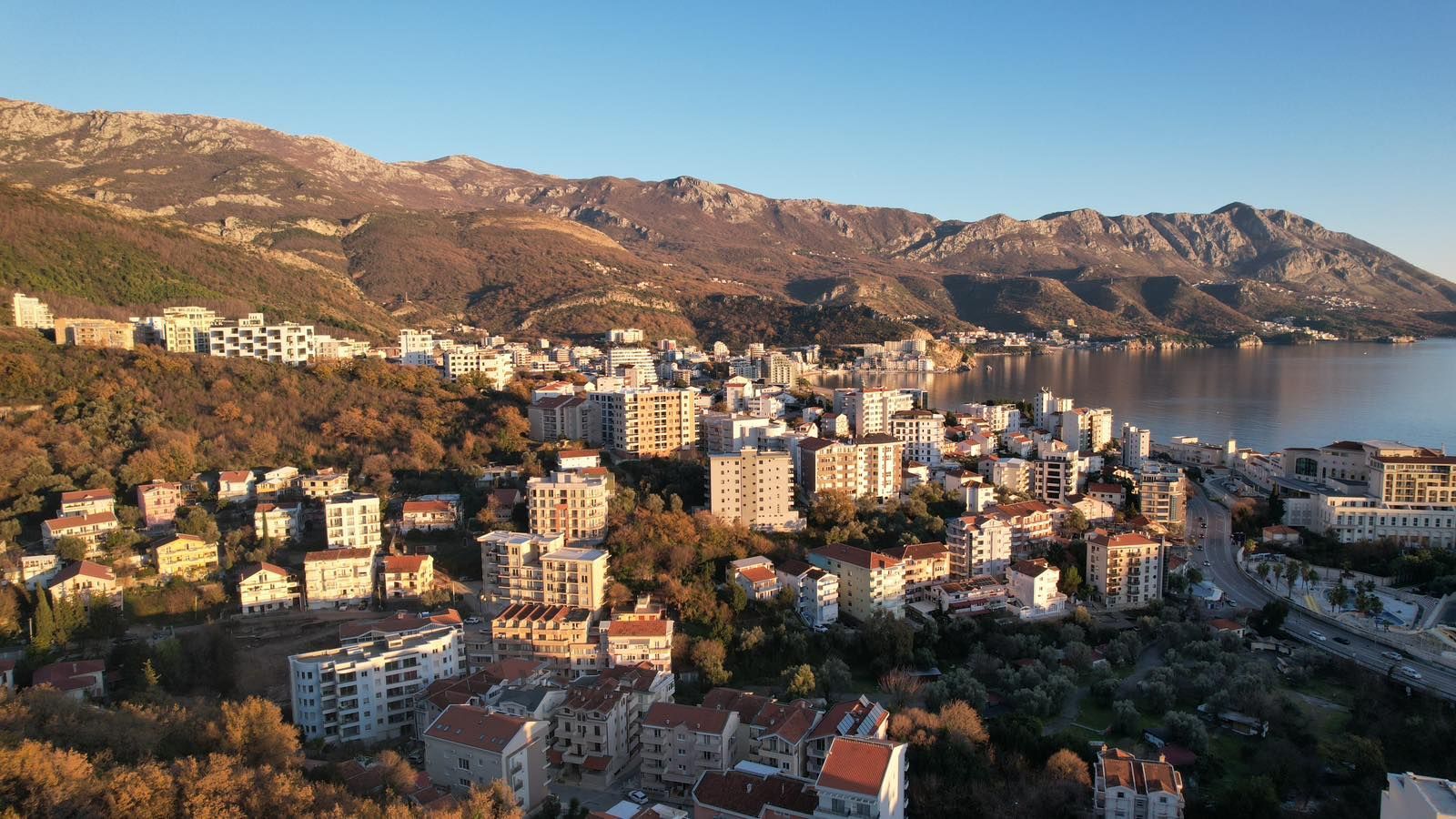 amforaproperty.com/Atraktivan urbanizovan plac 2.400 m² sa pogledom na more za izgradnju zgrade u Bečićima