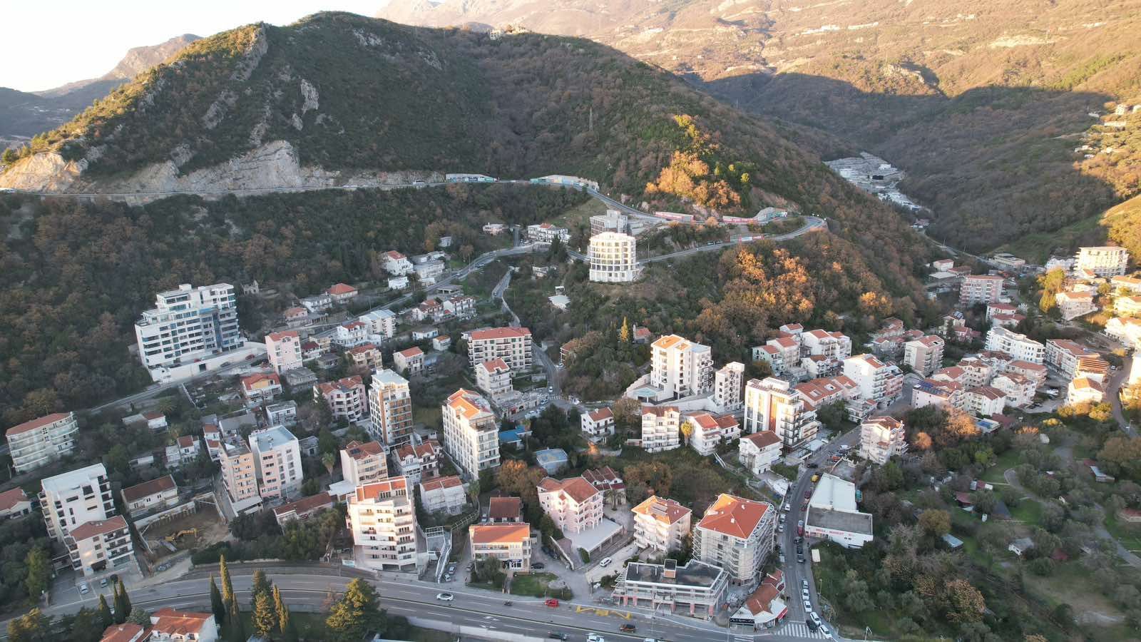 amforaproperty.com/Atraktivan urbanizovan plac 2.400 m² sa pogledom na more za izgradnju zgrade u Bečićima