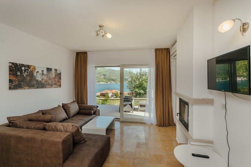 amforaproperty.com/Moderan dvosoban stan 100 m² sa pogledom na more i parking mestom u Kamenarima, Herceg Novi
