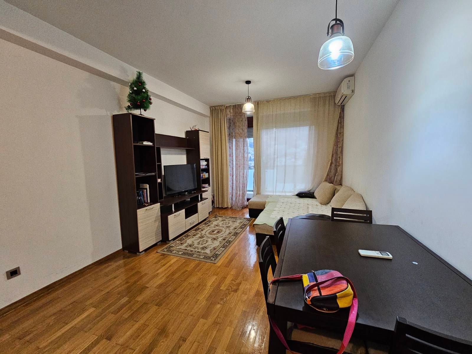 amforaproperty.com/Dvosoban stan u centru Budve sa pogledom na planine i grad, 54 m²