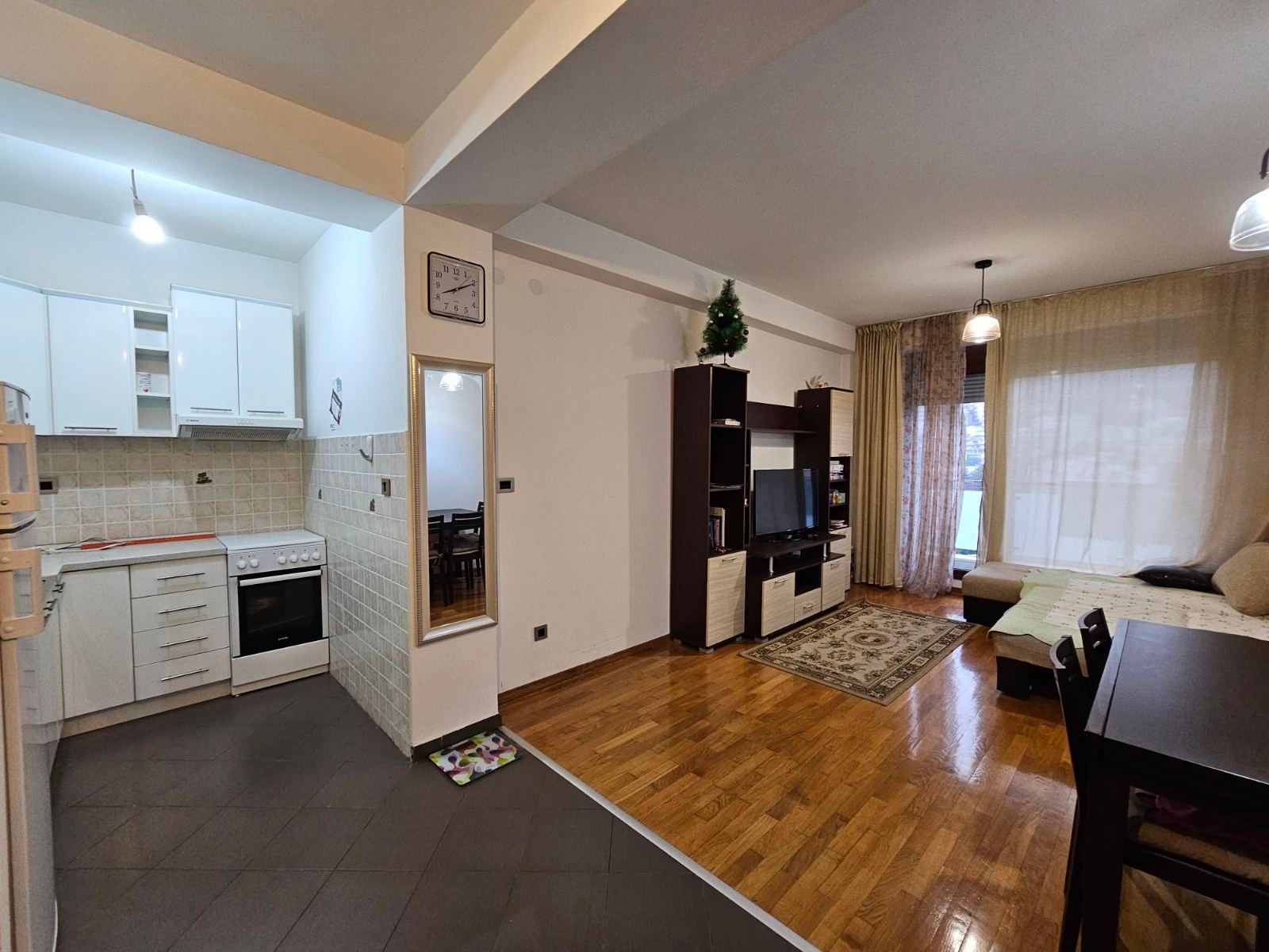 amforaproperty.com/Dvosoban stan u centru Budve sa pogledom na planine i grad, 54 m²
