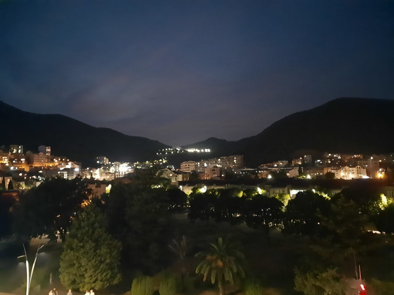 amforaproperty.com/Dvosoban stan u centru Budve sa pogledom na planine i grad, 54 m²