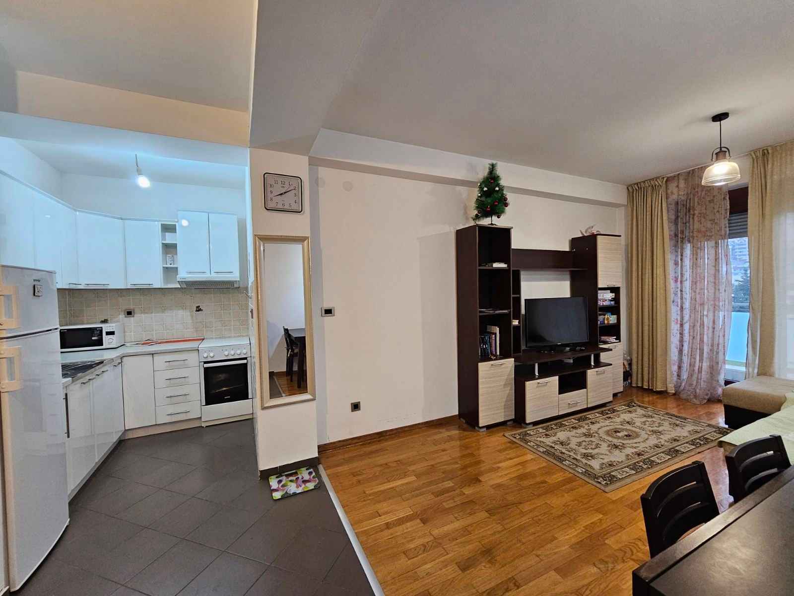 amforaproperty.com/Dvosoban stan u centru Budve sa pogledom na planine i grad, 54 m²