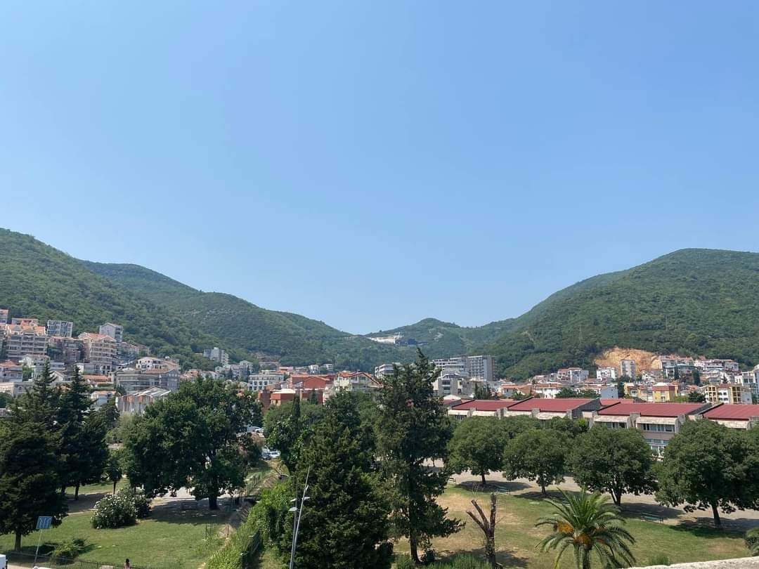 amforaproperty.com/Dvosoban stan u centru Budve sa pogledom na planine i grad, 54 m²
