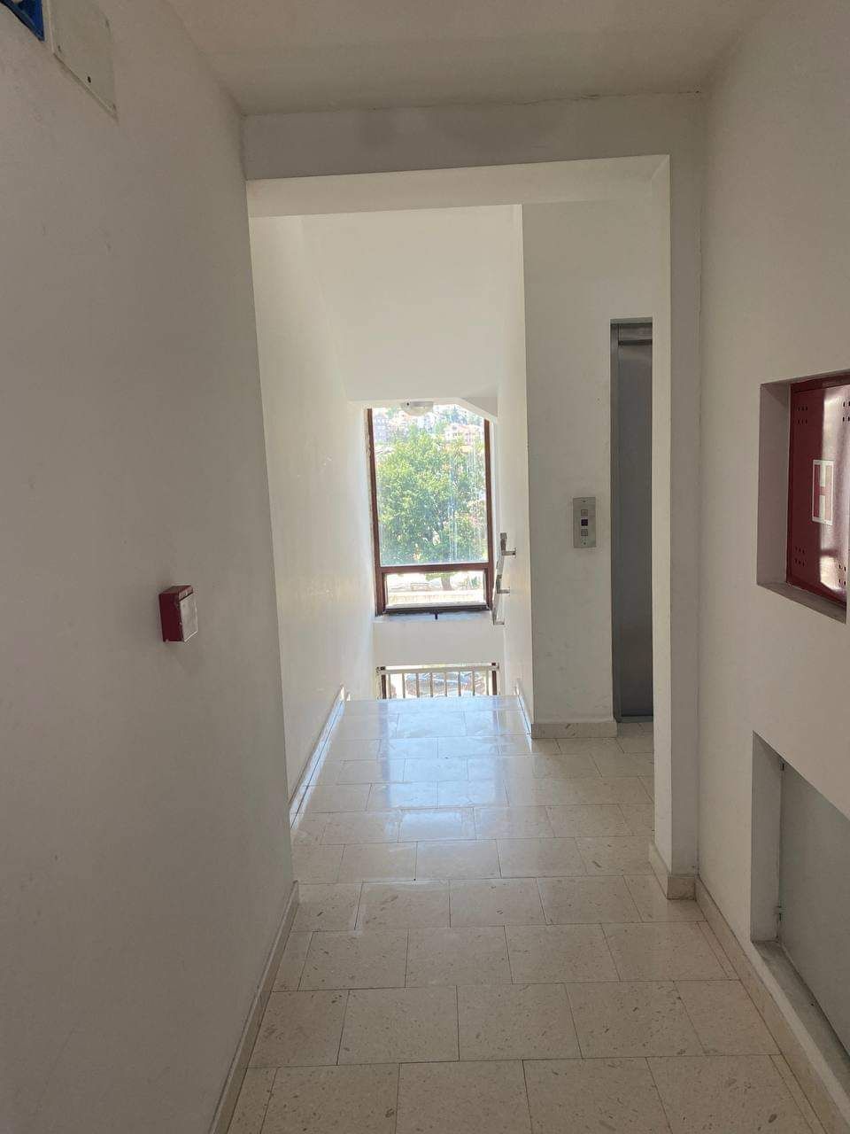 amforaproperty.com/Dvosoban stan u centru Budve sa pogledom na planine i grad, 54 m²
