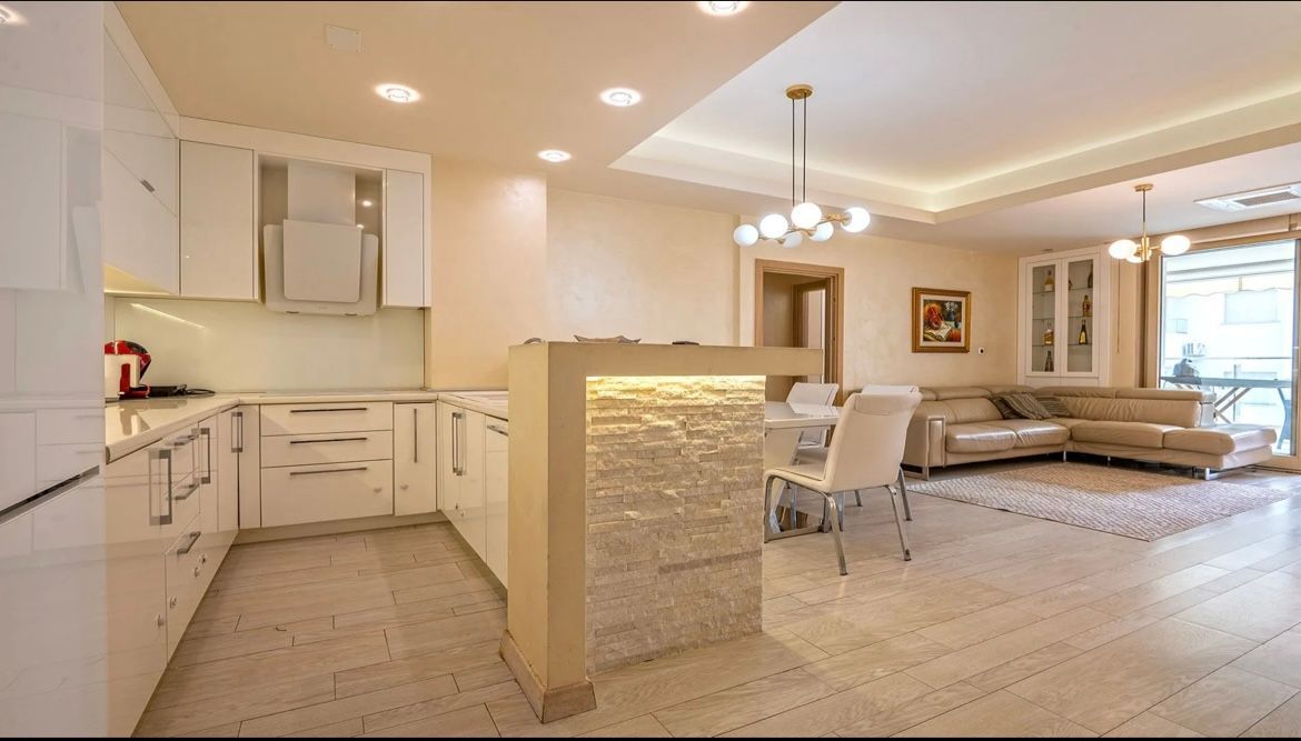 amforaproperty.com/Luksuzno opremljen dvosoban stan 80m² u Budvi,Rozino
