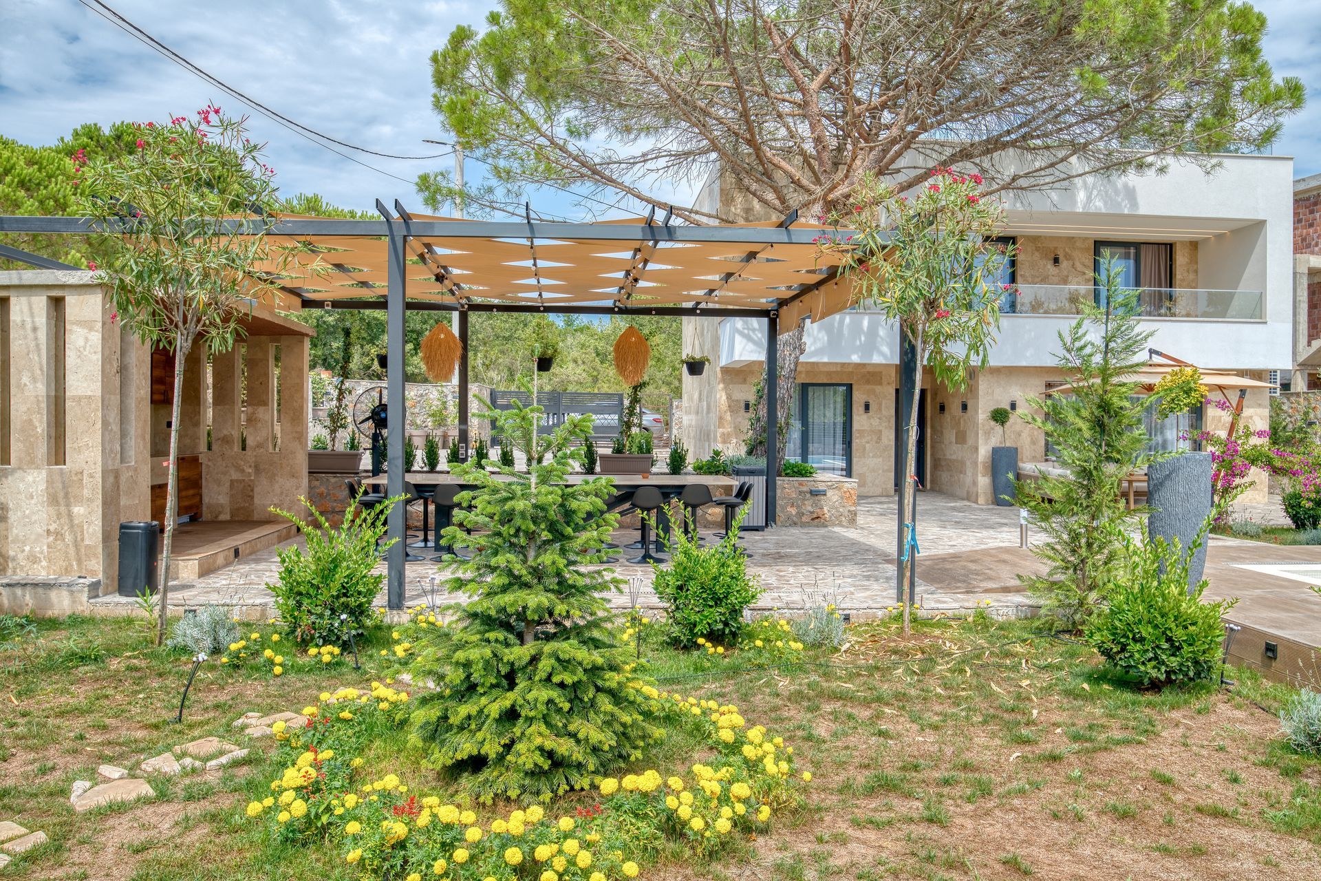 Izdavanje,Kotor,Zagora-Ekskluzivna Vila sa Bazenom, Krovnom Terasom, Đakuzijem i Letnjom Kuhinjom (NA PERIOD DO 01.05.2026) - Amfora Real Estate