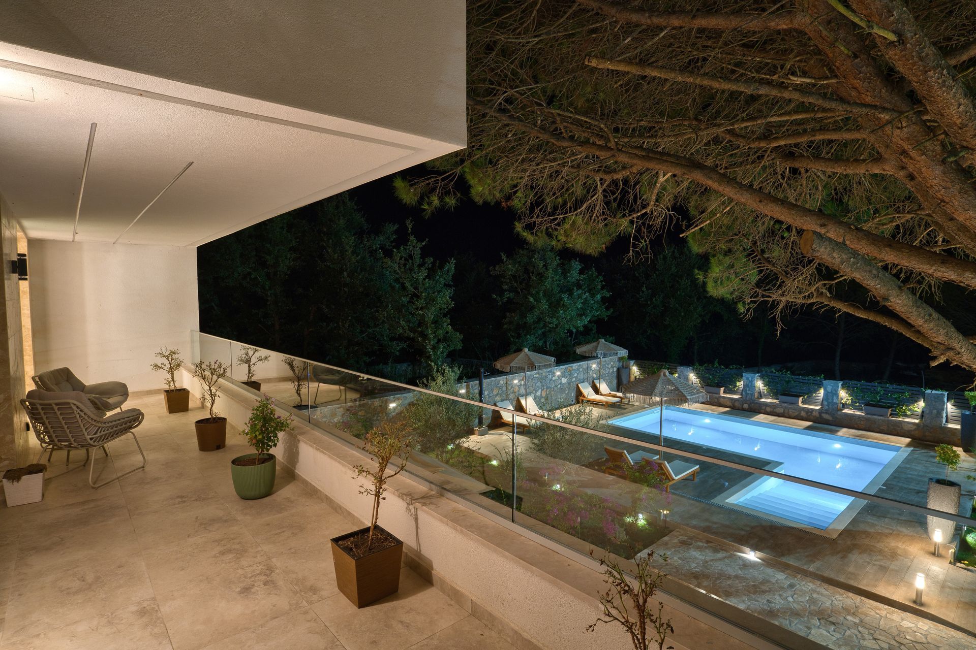 Izdavanje,Kotor,Zagora-Ekskluzivna Vila sa Bazenom, Krovnom Terasom, Đakuzijem i Letnjom Kuhinjom (NA PERIOD DO 01.05.2026) - Amfora Real Estate