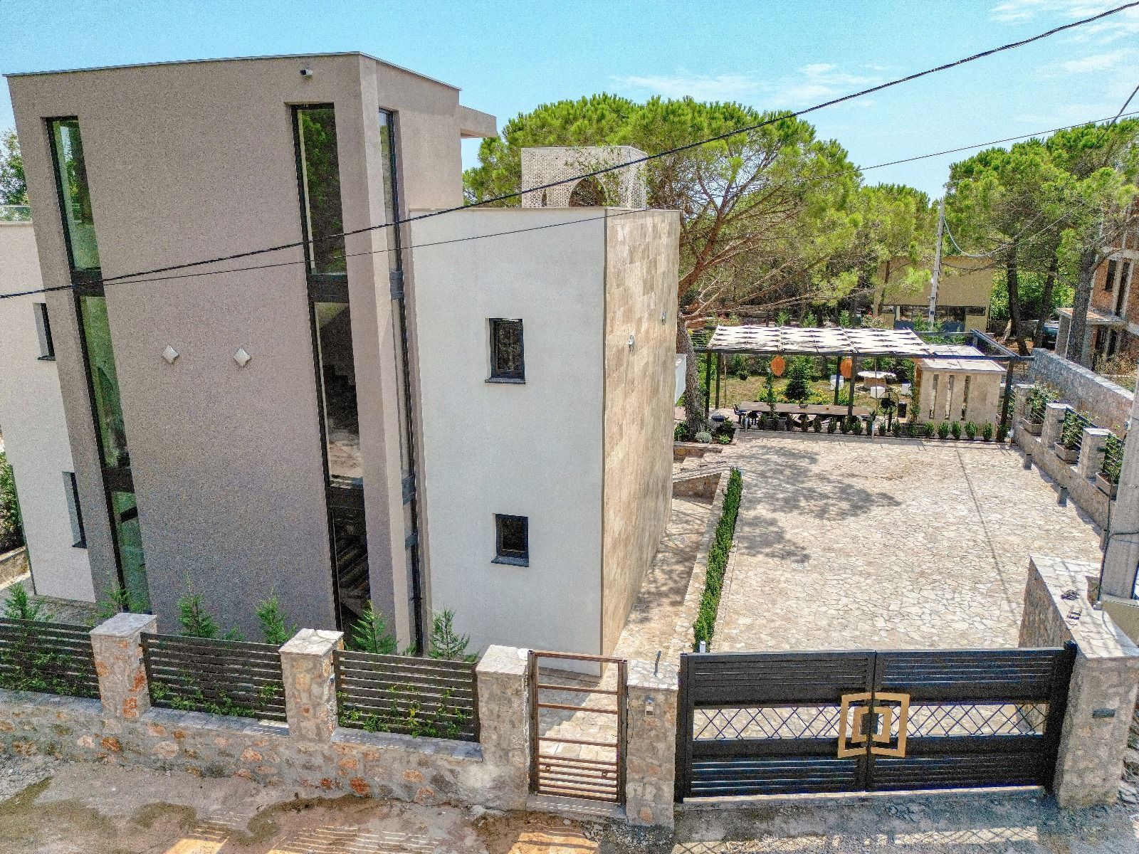 Izdavanje,Kotor,Zagora-Ekskluzivna Vila sa Bazenom, Krovnom Terasom, Đakuzijem i Letnjom Kuhinjom (NA PERIOD DO 01.05.2026) - Amfora Real Estate