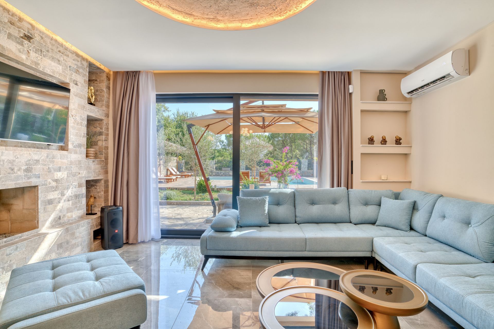 Izdavanje,Kotor,Zagora-Ekskluzivna Vila sa Bazenom, Krovnom Terasom, Đakuzijem i Letnjom Kuhinjom (NA PERIOD DO 01.05.2026) - Amfora Real Estate