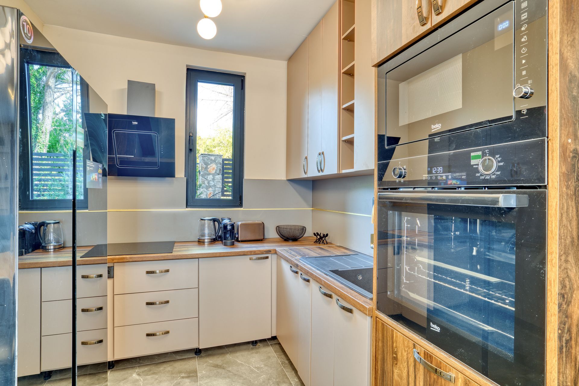 Izdavanje,Kotor,Zagora-Ekskluzivna Vila sa Bazenom, Krovnom Terasom, Đakuzijem i Letnjom Kuhinjom (NA PERIOD DO 01.05.2026) - Amfora Real Estate