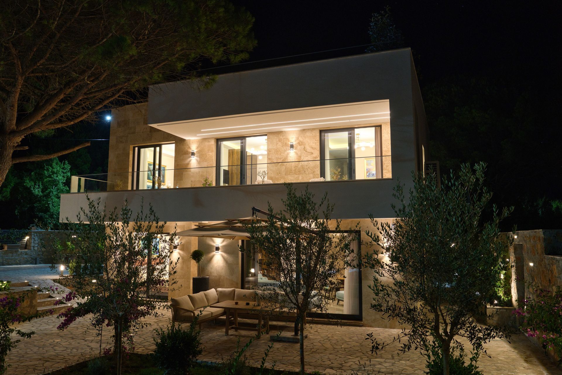 Izdavanje,Kotor,Zagora-Ekskluzivna Vila sa Bazenom, Krovnom Terasom, Đakuzijem i Letnjom Kuhinjom (NA PERIOD DO 01.05.2026) - Amfora Real Estate